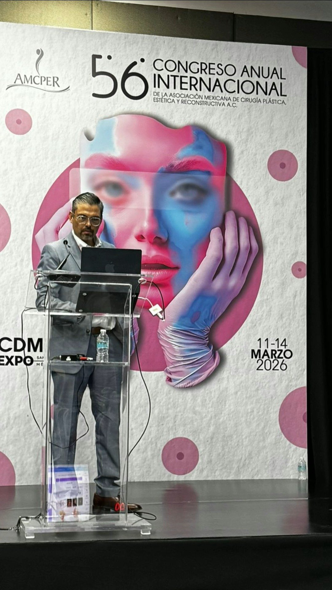 Compartir conocimiento entre especialistas también es parte de avanzar en la cirugía plástica.✨
Presentar sobre explantación en el Congreso Internacional de Cirugía Plástica en CDMX representa el compromiso de seguir elevando la técnica, la seguridad y los resultados para cada paciente. 👨⚕️
La explantación no solo consiste en retirar implantes, sino en hacerlo con criterio, experiencia y una técnica adecuada.