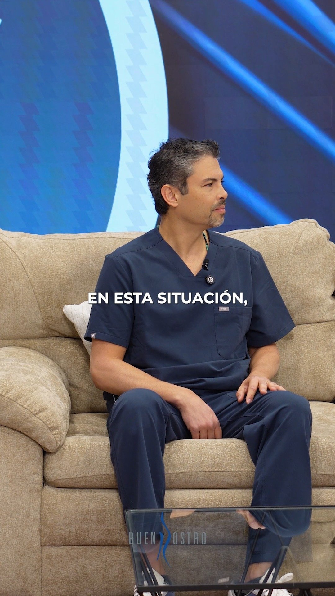 Si tienes prótesis mamarias, hay señales que no debes ignorar. La asimetría repentina, el endurecimiento del seno o el dolor constante no forman parte de una evolución normal. Estos síntomas pueden indicar complicaciones como una contractura capsular u otros problemas que requieren valoración médica.

Es importante entender que, aunque después de la cirugía puede haber molestias, estas deben disminuir con el tiempo, no aparecer de forma repentina o intensificarse.

Si notas cualquier cambio en la forma, consistencia o sensibilidad de tus senos, acude con tu cirujano lo antes posible. Tu cuerpo avisa, y atenderlo a tiempo puede hacer la diferencia.